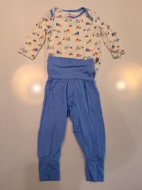 Magnetic Me Cream and Blue and Vehicle Print 2 piece set! EUC!